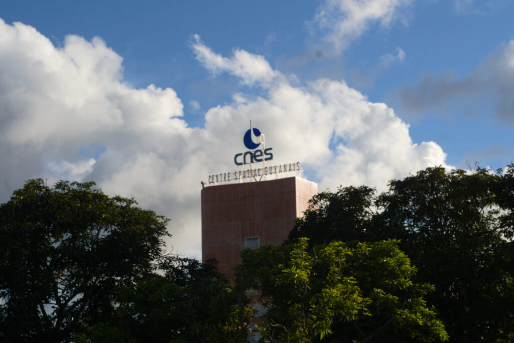 Les bâtiments du CNES au Centre spatial guyanais de Kourou - amazonies spatiales